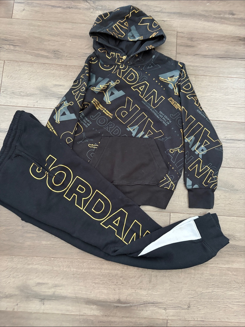 Jordan Kids Black & Gold Logo Sweatshirt and Joggers Set. Size Medium